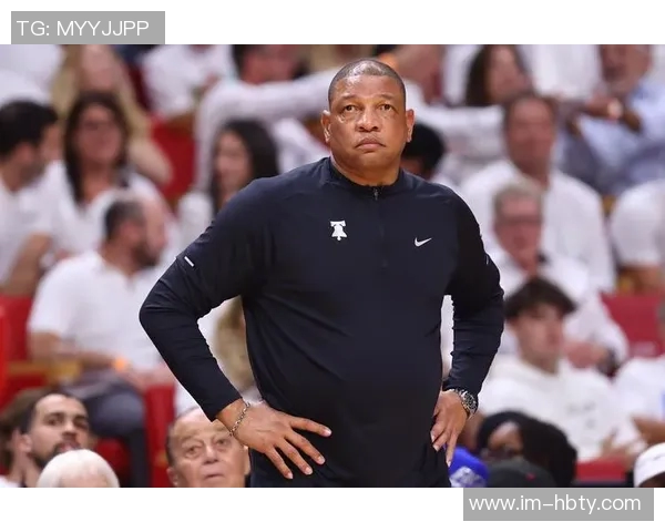 小里弗斯称赞爱德华兹本赛季表现被低估强调其始终保持高水平竞技状态 小里弗斯称赞爱德华兹本赛季表现被低估强调其始终保持高水平竞技状态