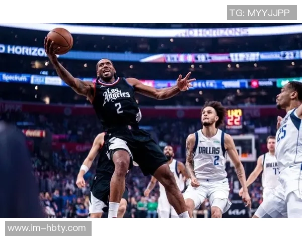 莱昂纳德季前赛上半场狂砍五记三分球平上赛季单场最佳表现 莱昂纳德季前赛上半场狂砍五记三分球平上赛季单场最佳表现